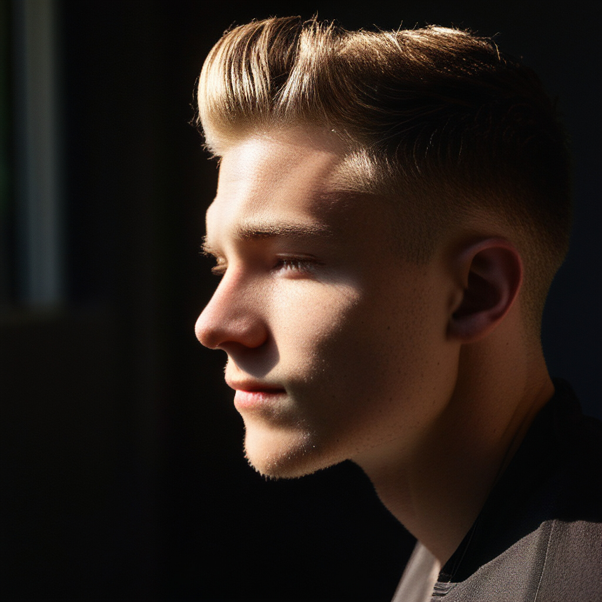 Experience the art of modern men's grooming with this stunning low fade haircut! The seamless transition from the faded sides to the fuller hair on top creates a look that's both stylish and effortless. Perfect for everyday wear or special occasions, this hairstyle is sure to turn heads.